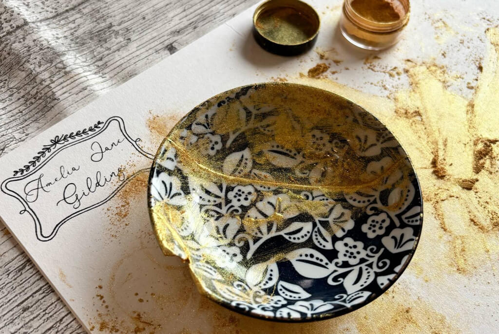 Broken bowl and gold to mend it - Kintsugi