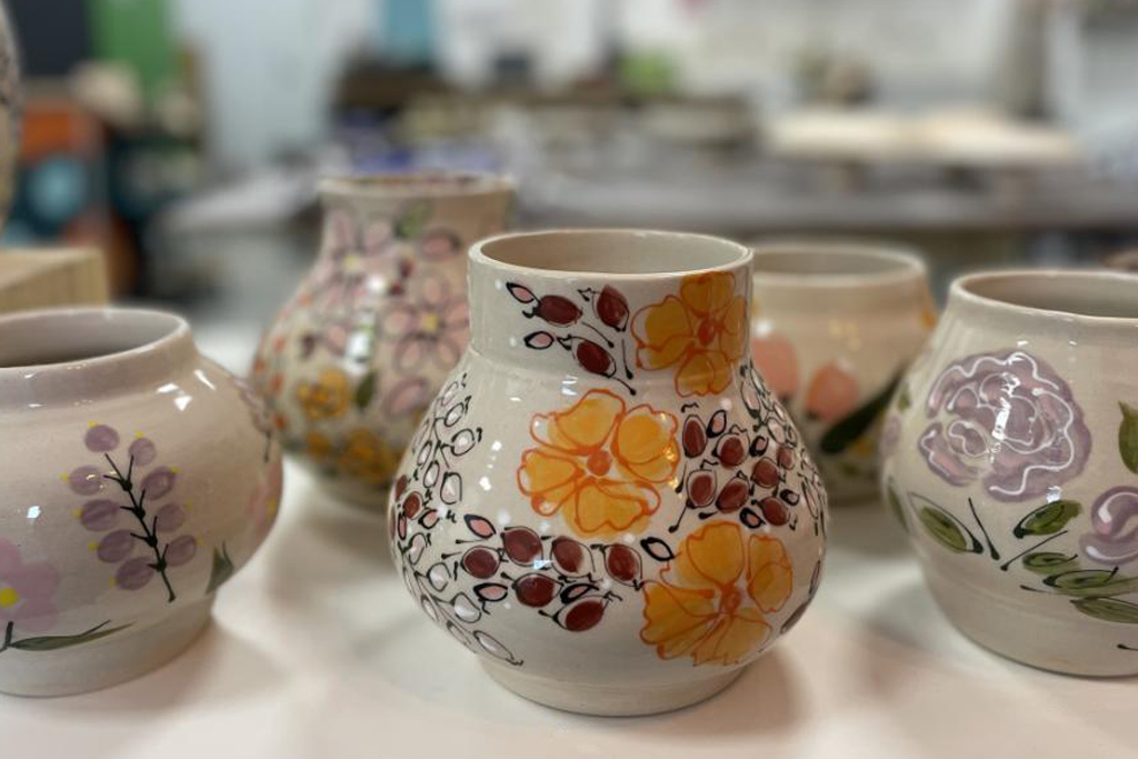 Pottery decorated with impressionistic flowers